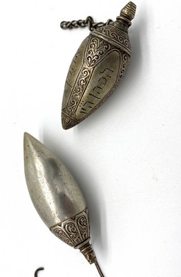 [JUDAICA] - DEUX BOÎTES A FARD piriformes...